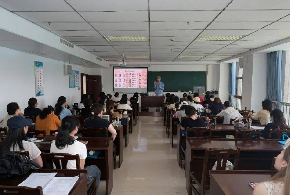 郑州市总工会职工技能培训-形象设计师培训第一期在市总行政办公楼5楼开班!